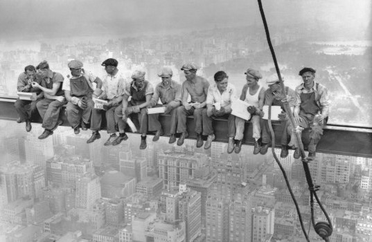 robotnicy na tle dubowy wież (chyba WTC) w NY (chyba)